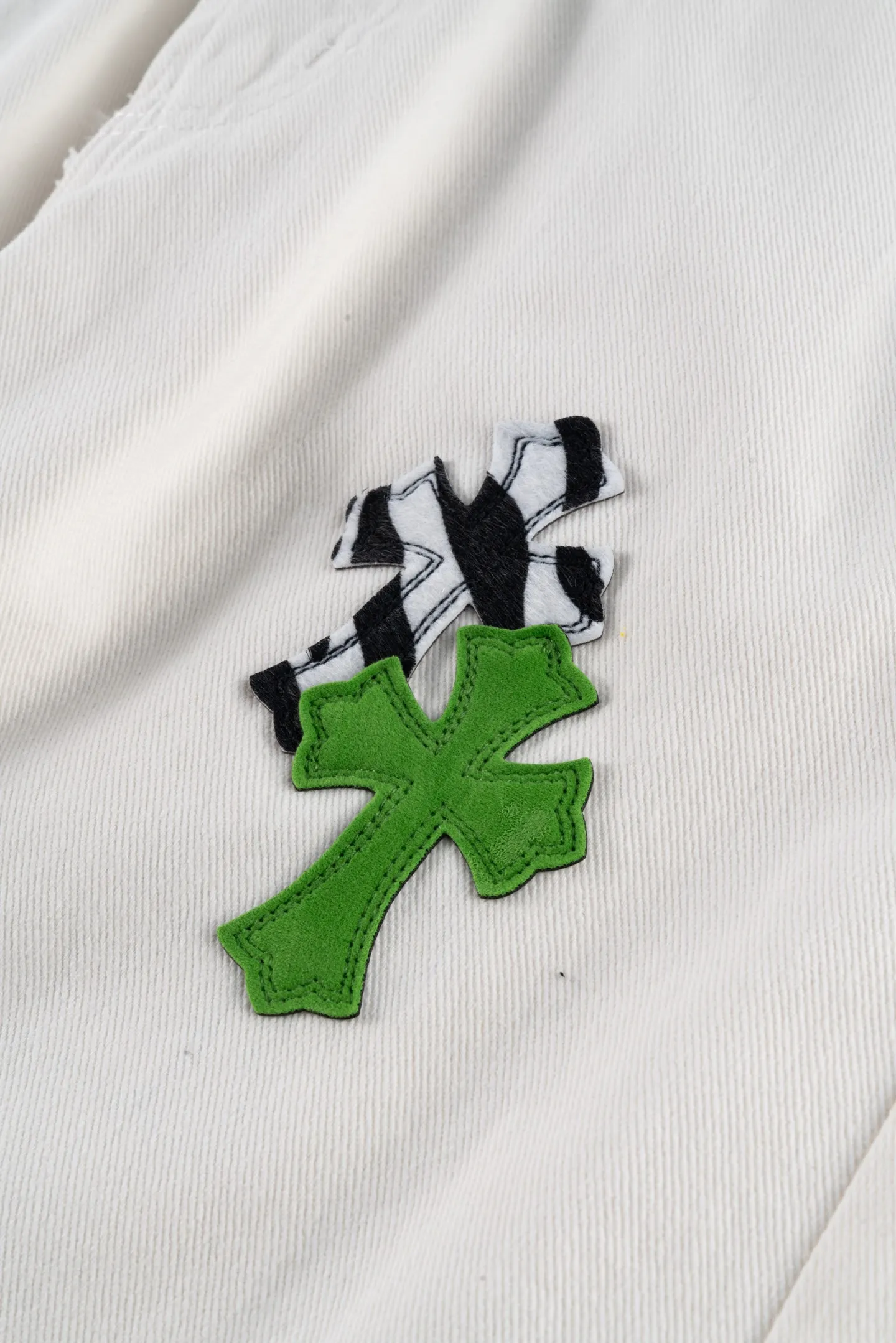 P220 (running model) Chrome Hearts24SS British limited white and apple green patchwork zebra jeans - the most popular color pants in Chrome Hearts. Made of beaded canvas fabric, heavy washing makes the upper body of the fabric more textured and the pants are tall and straight! The three-dimensional cutting of the whole trousers is a masterpiece! The hardware is customized by zp. The beaded canvas fabric is thick and soft after being washed. It has good breathability. Customized small leather label. Unique design. The details are simple and elegant, and the workmanship is exquisite. The whole trousers are neatly routed and the details are in place! It’s so cool that both men and women can easily control the genderless trend! Style number: 1640# Color: white green Size: 28 30 32 34